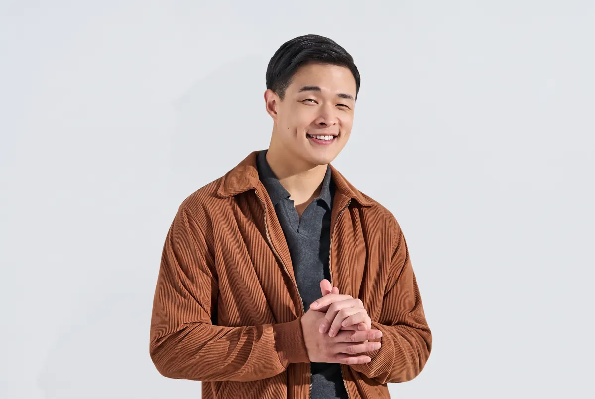 Joven sonriendo con un corte limpio y peinado