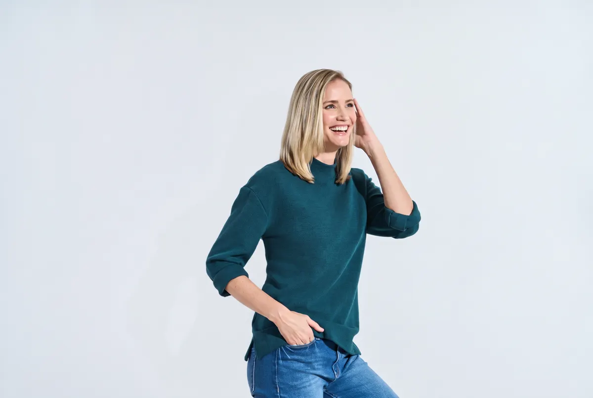 Mujer sonriendo con un corte rubio liso